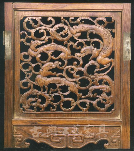 图1 清早期 黄花梨大围屏裙板上的苍龙教子纹