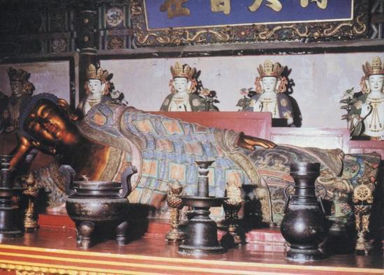 (图20)北京卧佛寺元至治元年(1321年)铜镀金佛涅槃像 长520厘米