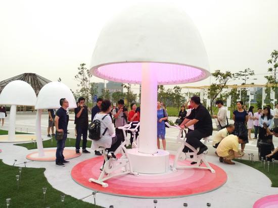 公共艺术展现场-策展人周榕、观众与作品《城市表情》互动