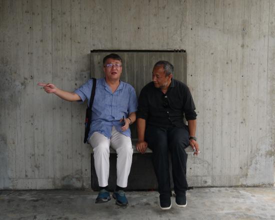 公共艺术展现场-策展人刁中(右一)、招商蛇口总建筑师胡树志(左一)与张永和+隋建国+张兆宏作品《天空之城》互动
