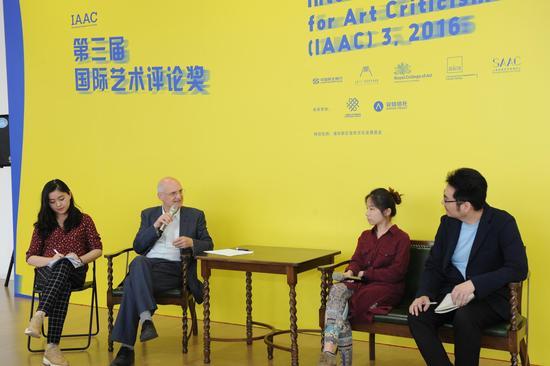 Lewis Biggs(右三)、IAAC1获奖者张涵露(右二)、IAAC2获奖者张未(右一)现场对谈