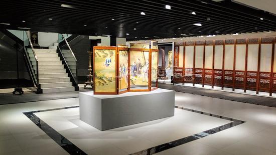图1 路易十六时期桃花心木四扇围屏位于展厅中央(图片提供:CLEMENT & CLEMENT)