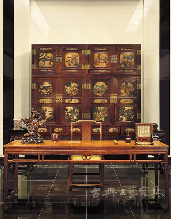 在两依藏博物馆的二楼展厅展出的“文房中的小宇宙:百件风雅文玩器物”,是与伦敦著名收藏家马克斯•弗拉克斯(Marcus Flacks)合作展出的文玩展览。以陈列或复原的形式,集中展示了100件来自世界各地的中国明清古董工艺精品。