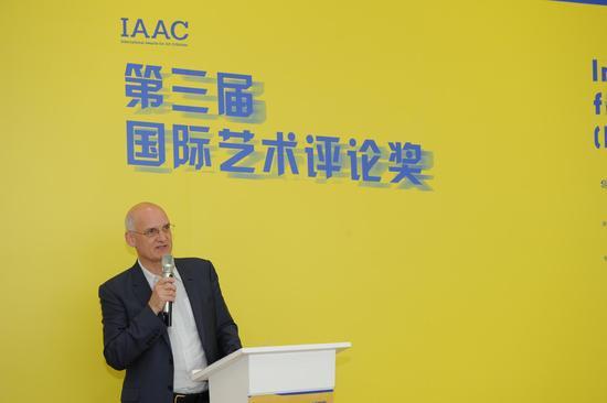 国际艺术评论奖组委会成员、独立策展人 Lewis Biggs 发言