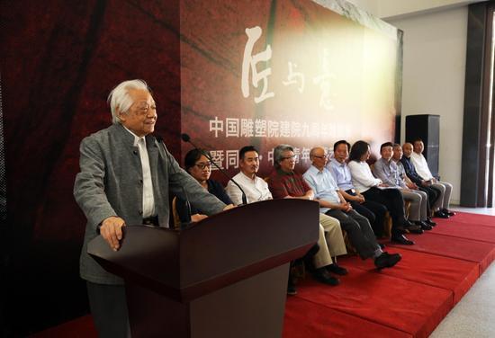 著名雕塑家盛杨在中国艺术研究院中国雕塑院建院九周年雕塑展暨同曦•中国青年雕塑邀请展启动仪式上致辞