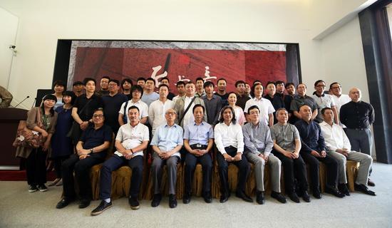 中国艺术研究院中国雕塑院建院九周年雕塑展暨同曦•中国青年雕塑邀请展启动仪式现场合影