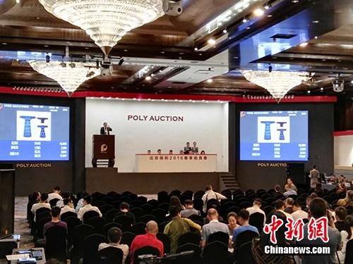 7日晚,北京保利2016春季拍卖会“华彩霓裳——张信哲先生珍藏明清织绣服饰”专场在京收槌。图为当晚拍卖现场。宋宇晟 摄