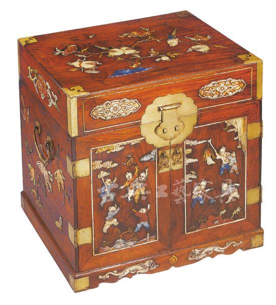 清早期 黄花梨官皮箱,“风华再现——明清家具收藏展”展品。