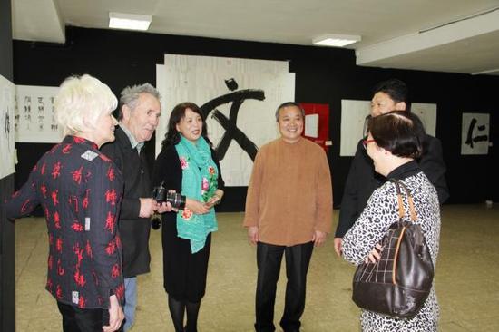 当地中国文化爱好者参加展览开幕式盛况2