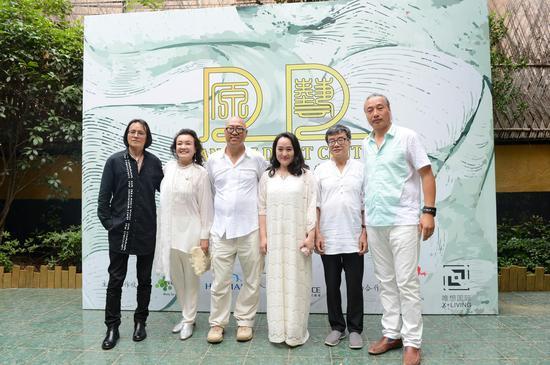 艺术家以及嘉宾合影,左起:艺术支持张奇开,嘉宾张兰,艺术家田益宾,孔城,文学家周国平,策展人田野