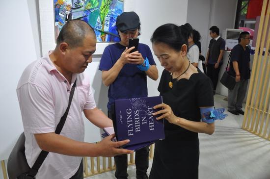 闫平展览现场交流