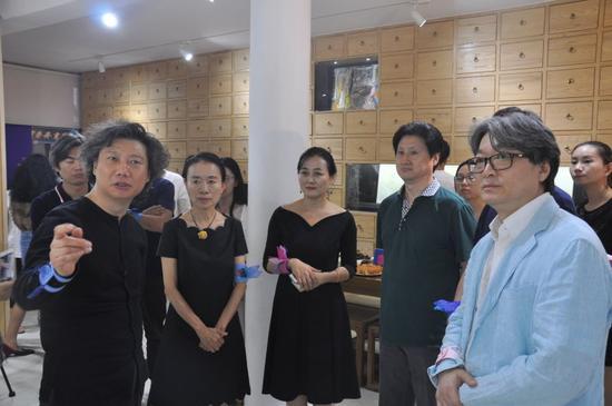 闫平展览现场交流