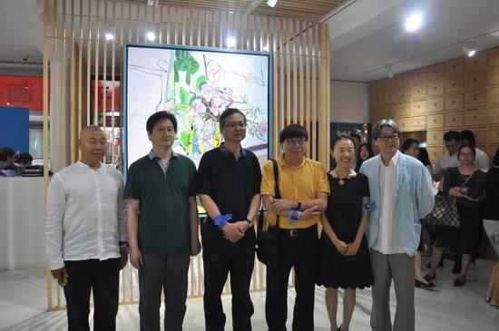 闫平展览现场合影
