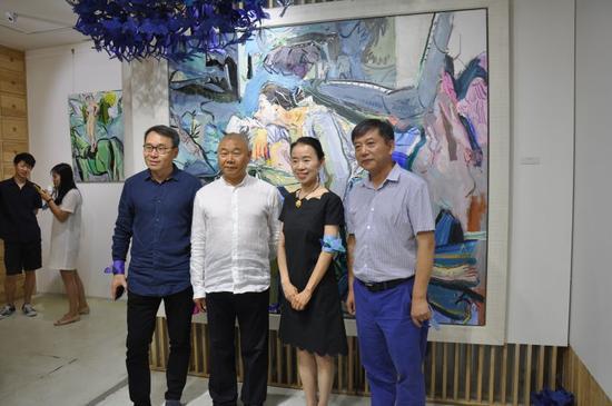 闫平展览现场合影