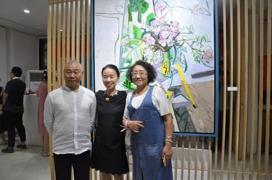 闫平展览现场合影