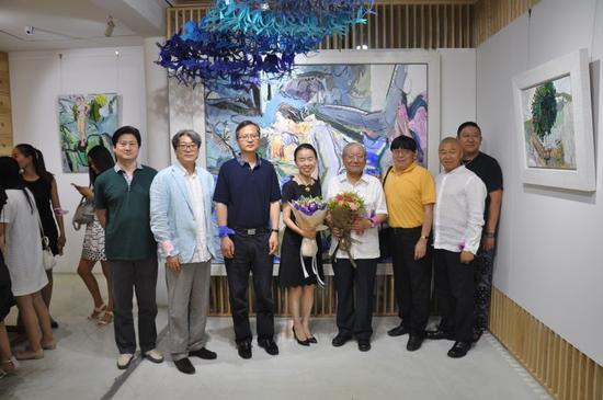 闫平展览现场合影