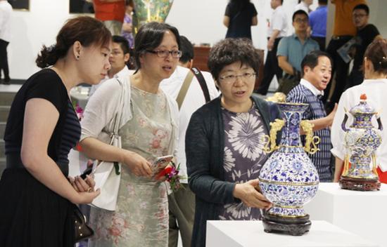 观展者在认真鉴赏珐琅艺术品
