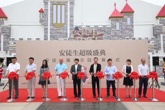 开幕仪式嘉宾剪彩(从左至右)北京歌华文化中心有限公司总经理 岳进先生;国际儿童读物联盟IBBY执委 张明舟先生;作家、亲子阅读推广人周桂伊女士;国际儿童读物联盟中国分会CBBY原主席、资深出版人 海飞先生;北京大学教授、北京市作协副主席、本届国际安徒生奖得主 曹文轩先生;阁林文创股份有限公司、上海京采文化创意有限公司董事长 吴尚飞先生;阁林文创股份有限公司、上海京采文化创意有限公司总经理 杨培中先生;中信出版集团副总经理 潘岳女士;中信出版集团副总编辑 卢俊先生。