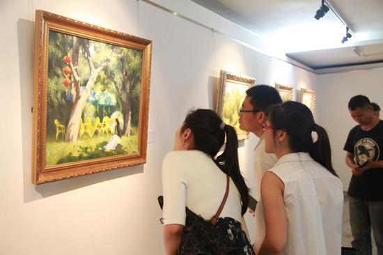 参观展览