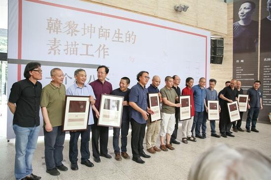 “一个和八个:韩黎坤师生的素描工作”开幕式现场照片