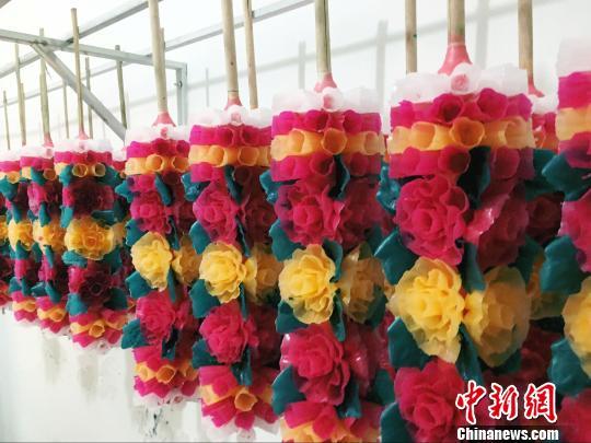 图为刚制作的思南花烛。 杨云 摄