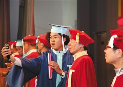 本科毕业生与院长范迪安自拍