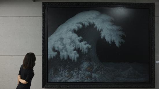 嘉宾欣赏艺术家刘家华作品