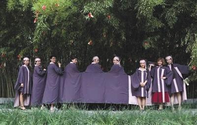 硕士毕业生把学位服连成“人墙”