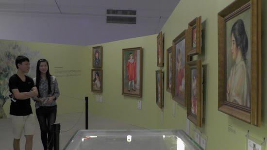 雷诺阿油画作品展览现场