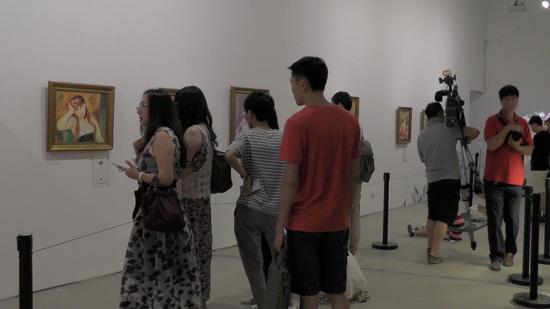 雷诺阿油画作品展览现场
