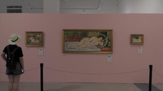 雷诺阿油画作品展览现场