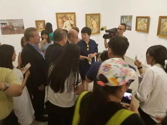雷诺阿曾孙雅克在展览现场导览