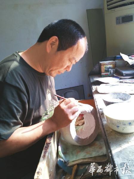 郭汉中精心修复文物