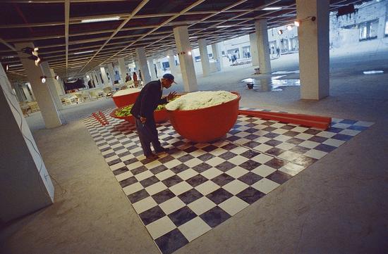2000年4月,上海月星家居广场“家?当代艺术提案”展现场艺术家梁玥的多媒体装置作品《觉得幸福》。
