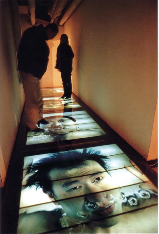 1999年1月,“后感性:异形与妄想”展上王卫的摄影装置《水下·三十分之一秒》(1999年)。