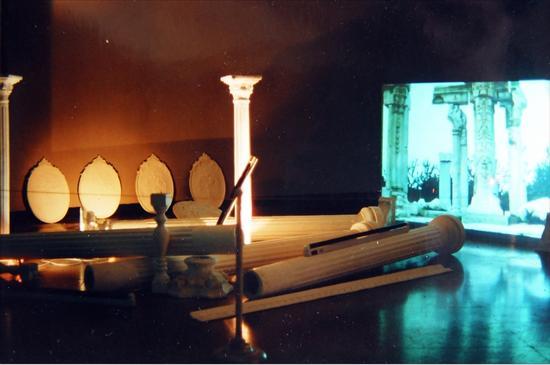 邱志杰的录像装置《极乐世界:来自西方的装饰》(1999年),是“当代中国建筑艺术展览”展一开始唯一一件通过审查的作品。