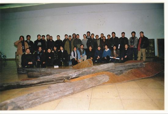 “首届当代艺术学术邀请展96-97”被关后,部分参展艺术家与策展人黄专合影(左起第十四位是黄专),前景是隋建国的作品《殛——欢乐英雄》。