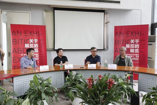 “关于展览的展览:90年代的当代艺术展示”新闻发布会 左起:冷林、宋冬、巫鸿、吴文光