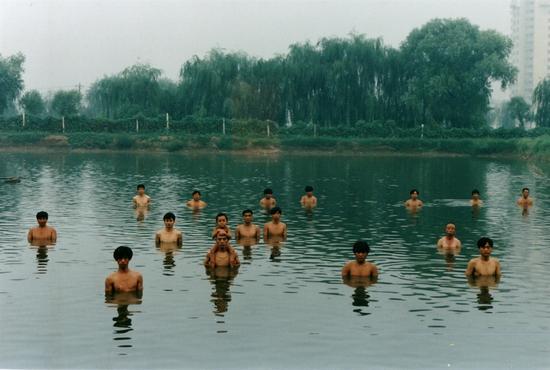 “野生”项目中,张洹的行为作品《为鱼塘增高水位》 (1997年)。