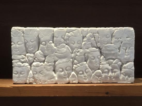 魏华 Wei Hua《公仔砖-德化印象 Figurine Tile-Impression of Dehua》德化瓷 Blanc de Chine 30x6x16cm 2014