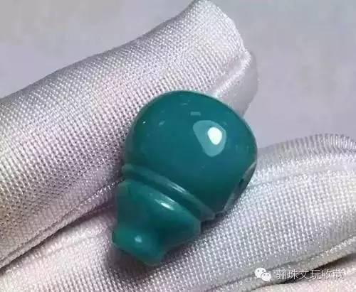 老油绿玉化级的三通。瓷度、光泽度堪称完美