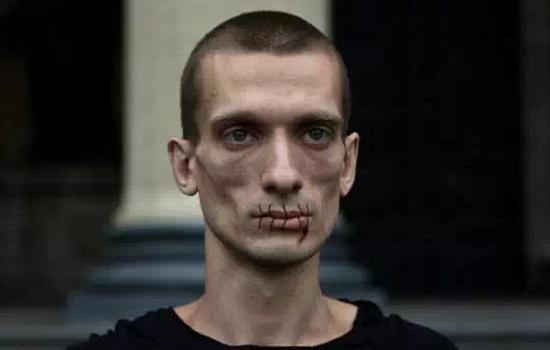 ▲ 2012年,彼得·帕弗伦斯基将自己的嘴巴缝起表示对起诉Pussy Riot的抗议。摄影:Reuters