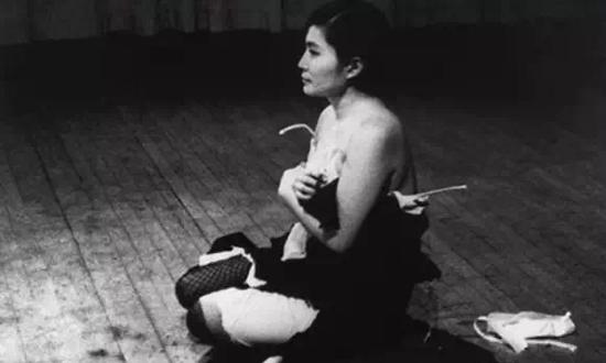 ▲ 小野洋子在纽约的Carnegie Hall的行为表演“Cut Piece”,1965年。 摄影:Minoru Niizuma