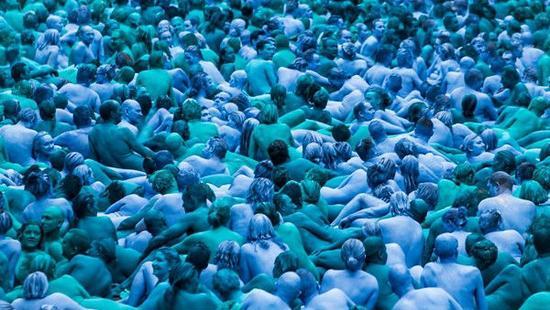 艺术家斯宾赛·图尼克(Spencer Tunick)在赫尔(Hull)城市中心开展一场公共行为艺术