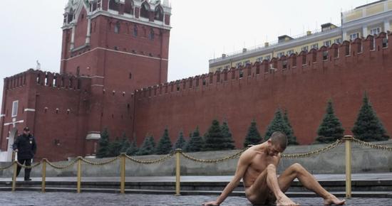 ▲ 彼得·帕弗伦斯基行为表演“Fixation”,2013年。摄影:Reuters