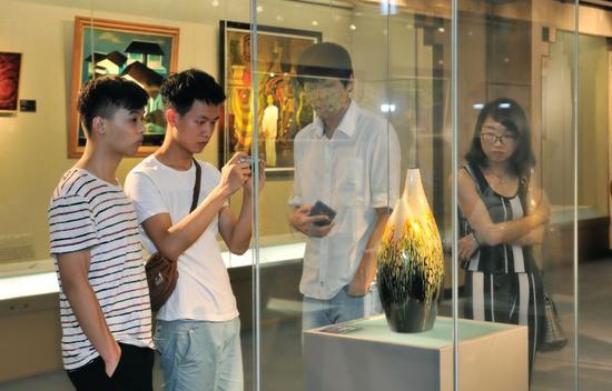 闽江学院专场‘2016“传承•延异”当代漆艺展’现场