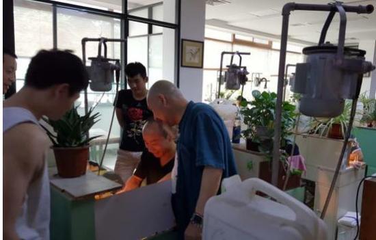 吴大师悉心指导张庆东,师徒二人谈笑甚欢