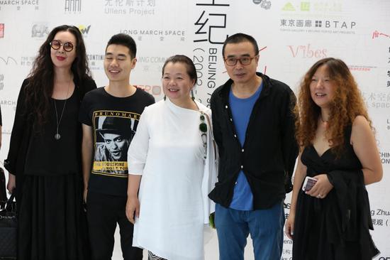艺术家枫翎女士(左一)、机构负责人满开慧女士(左三)、艺术家王轶琼先生(右二)、宋庄美术馆馆长方蕾女士(右一)