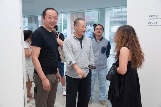 艺术家邵帆先生(左一)、师建民先生(左二)、策展人杜曦云先生(右二)、方蕾女士(右一)