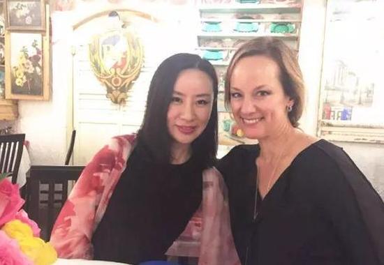 Lisbeth Scott(右)与《原•木——一场“反自然”的共生实验》策展人、艺术家杨莫桐(左)
